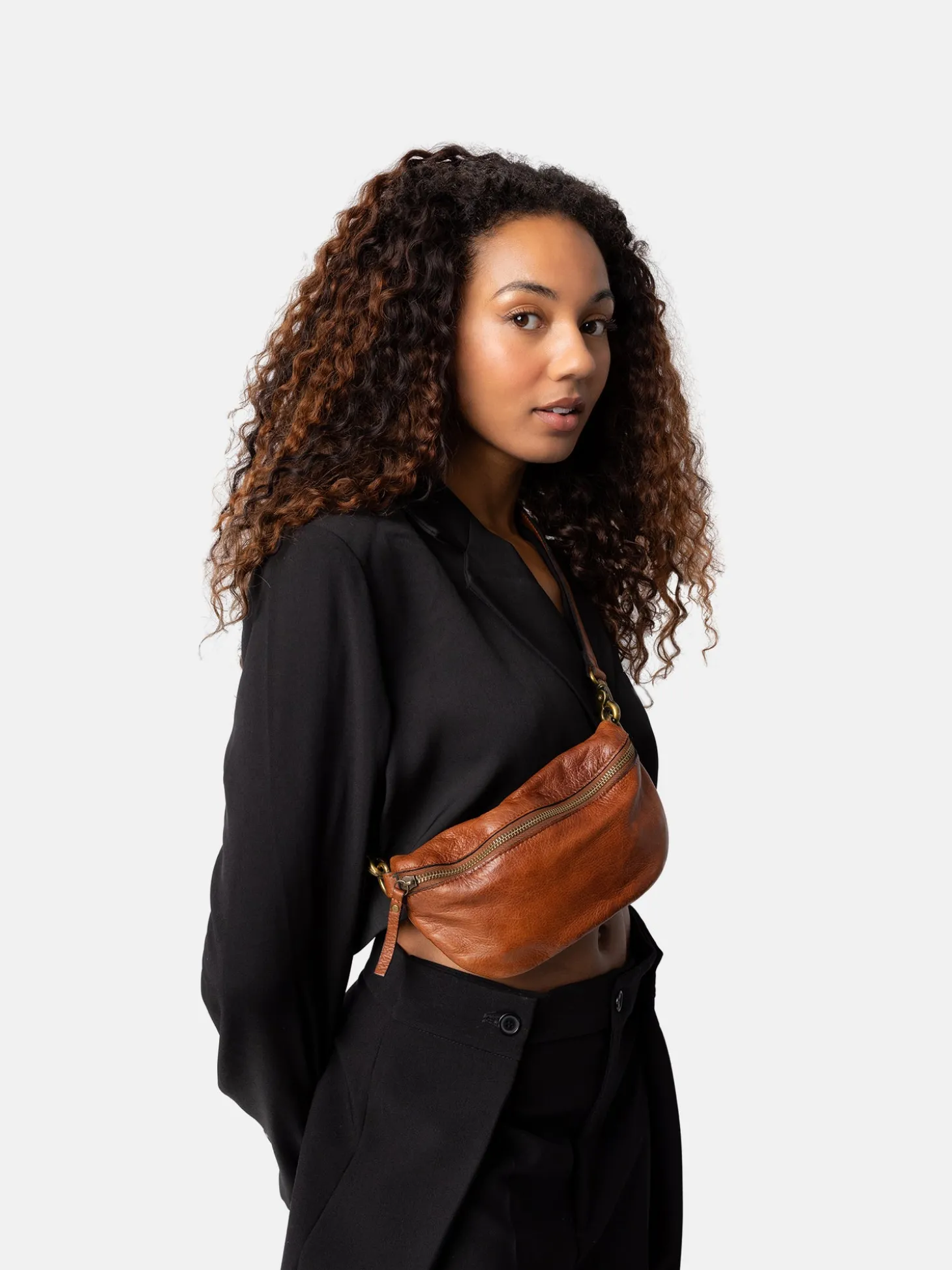 gisela__walnutbrass_2.webp Gisela - Walnut/Brass